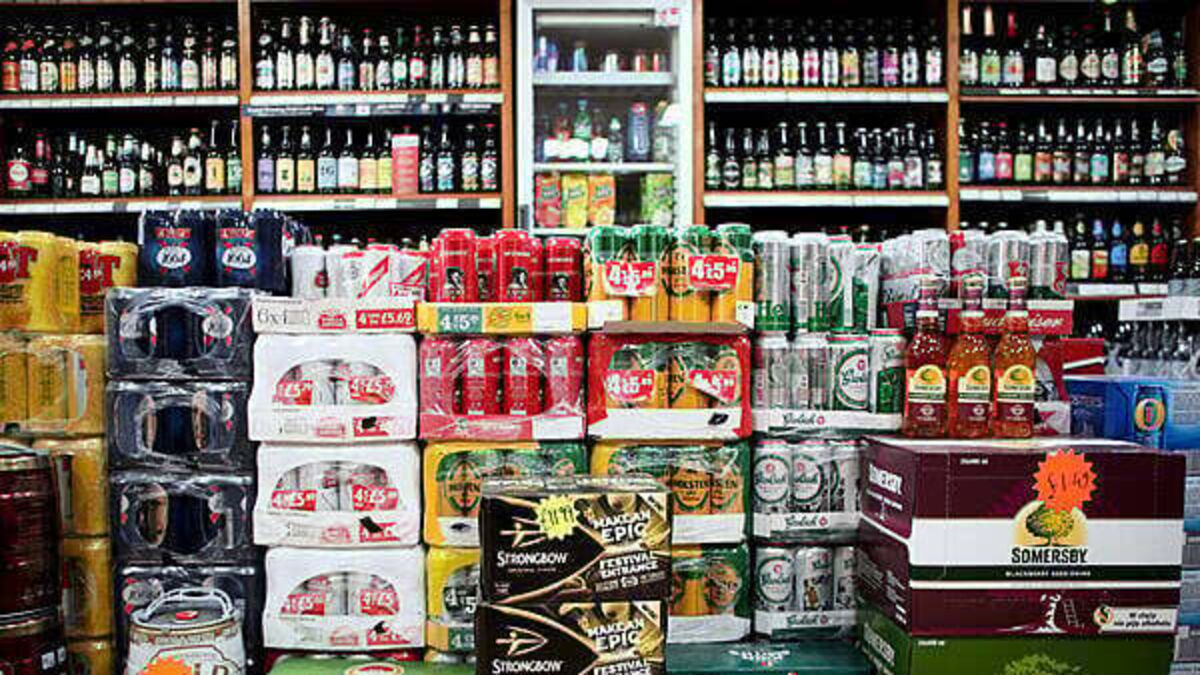 Pair armed with knives threaten staff at off-licence