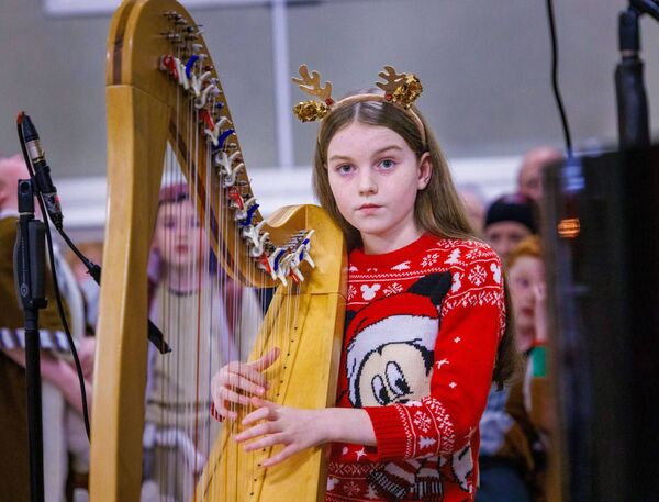 Annie Ní Mhuircheartaigh playing the harp