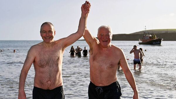 Bob’s seaside swim raises vital funds for the RNLI