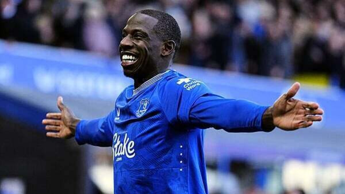 Flying start sets Everton on the way to thumping win against Leicester