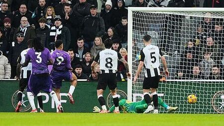 Fulham’s Rodrigo Muniz condemns Newcastle boss Eddie Howe to landmark defeat