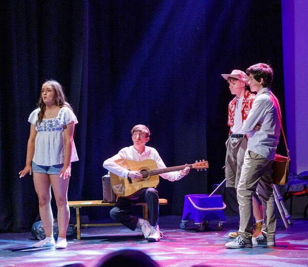 Róisín Ní Raoghaill as Sophie, Tristan Mac Aodh Bhuí as Harry, Maiklas Lucas as Bill and James Wu as Sam. Róisín Ní Raoghaill as Sophie, Tristan Mac Aodh Bhuí as Harry, Maiklas Lucas as Bill and James Wu as Sam.