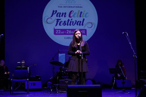 Gráinne Ní Fhátharta performs the winning song, 'Fágtha gan freagraí', written by Áine Durkin