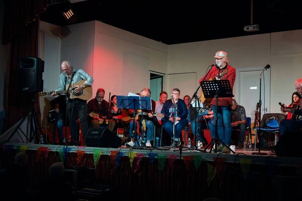 Harry Codd sings Devil Woman with Tony Asple