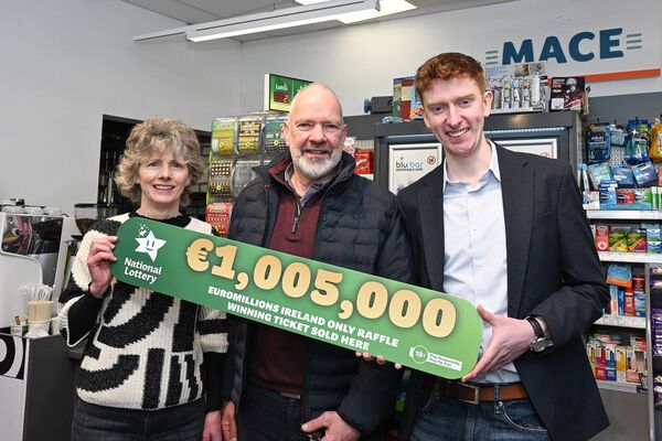 Geraldine Brennan and Richard Brennan of Mace Leighlinbridge with Darragh O’Dwyer, National Lottery Geraldine Brennan and Richard Brennan of Mace Leighlinbridge with Darragh O’Dwyer, National Lottery