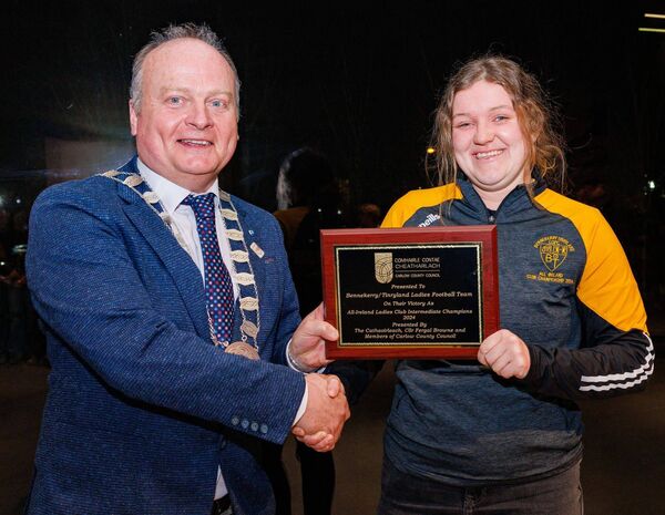 Cllr Fergal Browne makes a presentation to captain Shannen Cotter, accepting on behalf of the team, during the civic reception in Visual 
