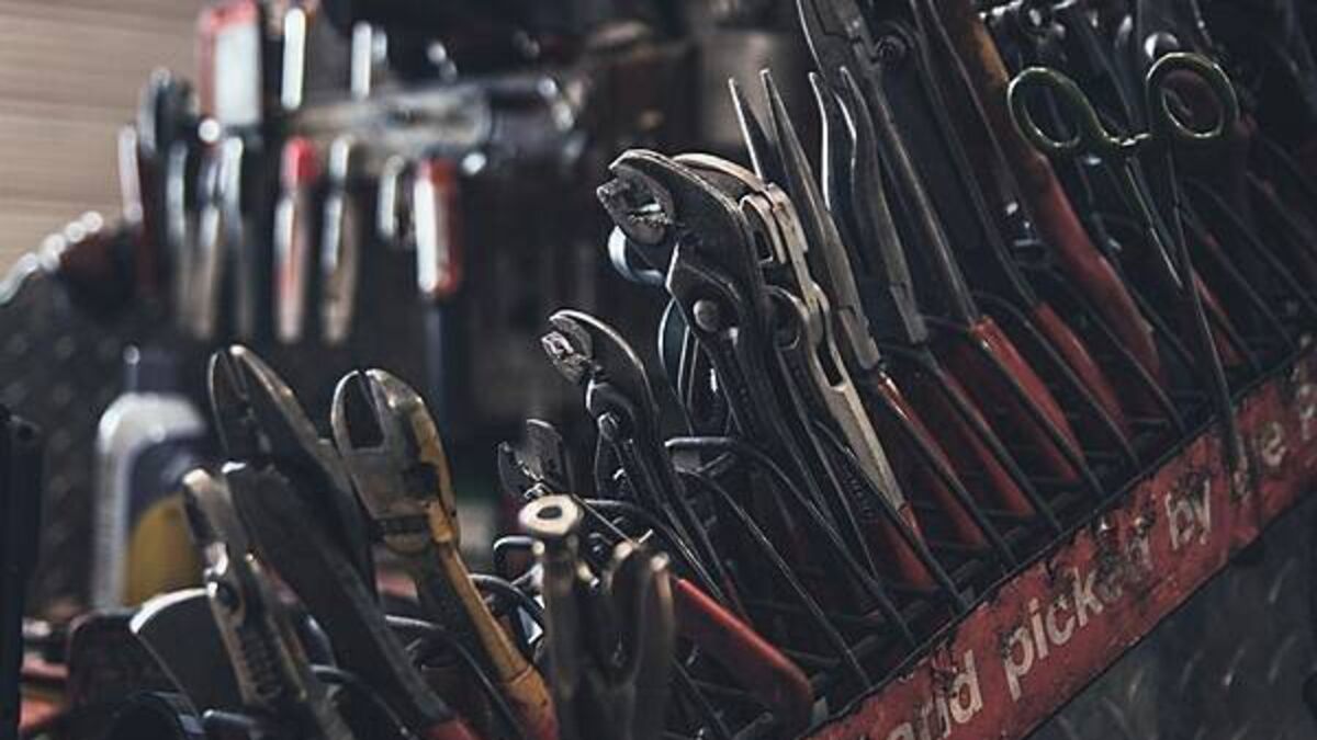 Female contractors earn a higher daily rate than male counterparts, research shows