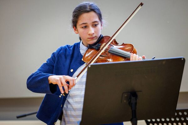 Naomi Picovici performs 