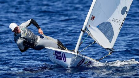 Lynch improves his place heading into final day