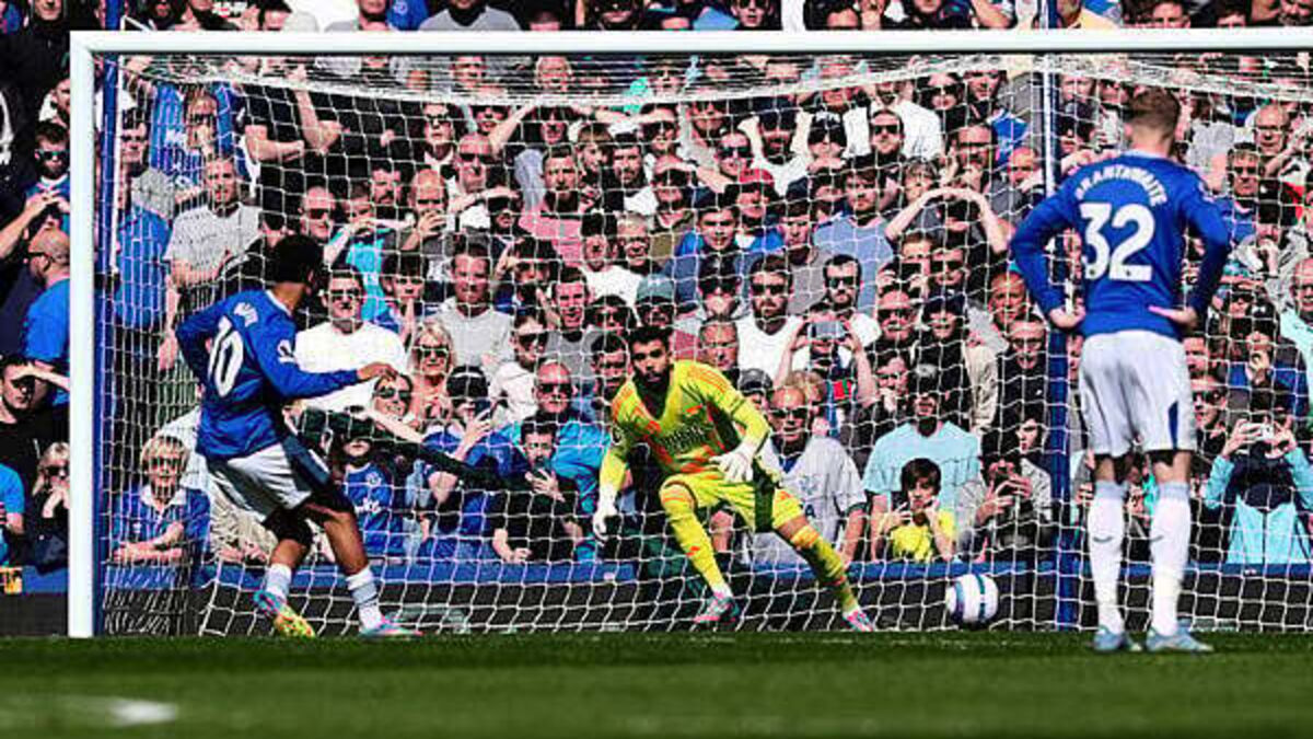 Arsenal’s slim title challenge almost over after Everton draw
