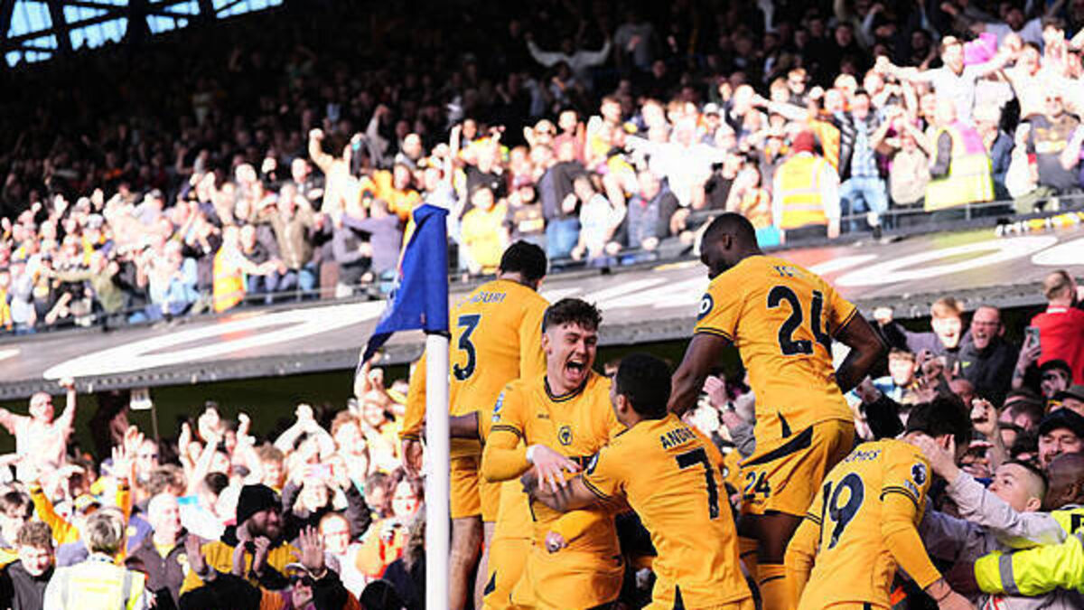 Wolves come from behind to inflict a damaging defeat on Ipswich