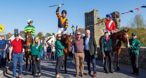 Hundreds turn out to welcome home Mullins' Grand National heroes