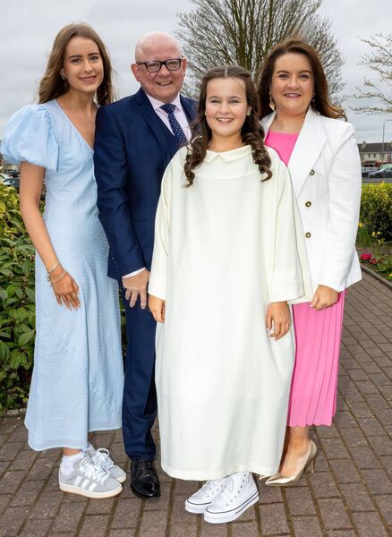 Clíodhna Ní Chobhthaigh with her parents Suzanne and Eddie and sister Sadhbh Clíodhna Ní Chobhthaigh with her parents Suzanne and Eddie and sister Sadhbh