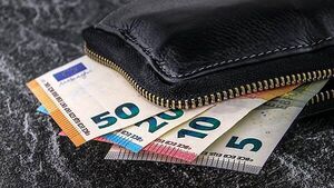 Gen Z advice: Focus on finances but don't create a 'financial hangover' for your 30s Gen Z advice: Focus on finances but don't create a 'financial hangover' for your 30s