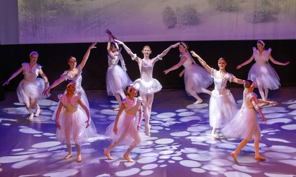 Lead Snowflake Rebecca O'Reilly dancing with the Snow Corps de Ballet group 