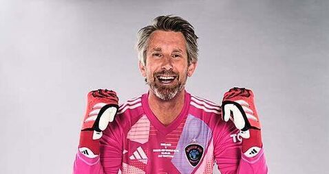 Edwin van der Sar hopes lightning can strike twice for Manchester United