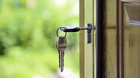 Average monthly rent exceeds €2,000 for the first time