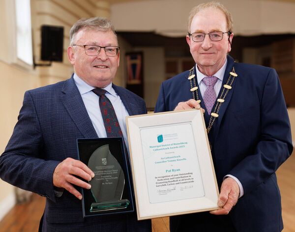 Pat Ryan accepts his 'Cathaoirleach Award' from cllr Tommy Kinsella