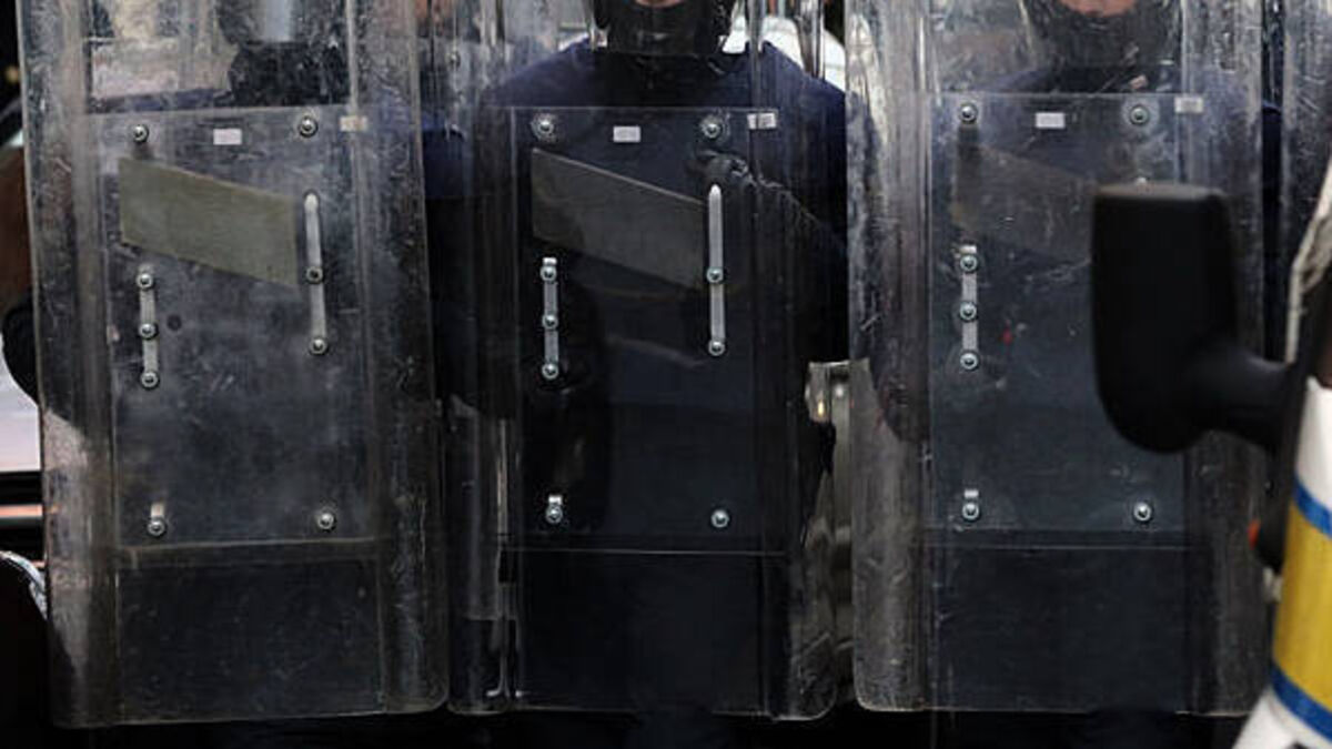 Man claims gardaí in riot gear beat him and broke his shoulder