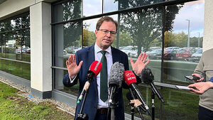 Government ministers say coalition is ‘at one’ over student contribution fees Government ministers say coalition is ‘at one’ over student contribution fees