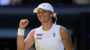 Iga Swiatek breezes past Belinda Bencic and into her first final at Wimbledon