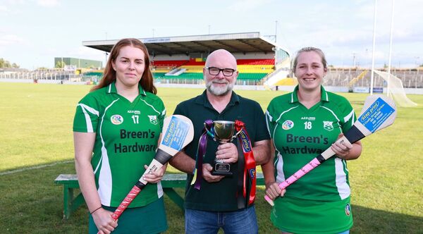 Ger brennan from AZAP Print with St Mullins senior captain Mairead O'Shea and St Mullins junior captain Eileen Murphy Ger brennan from AZAP Print with St Mullins senior captain Mairead O'Shea and St Mullins junior captain Eileen Murphy