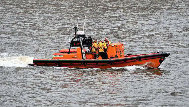 Two people rescued from 40ft yacht in Kinsale