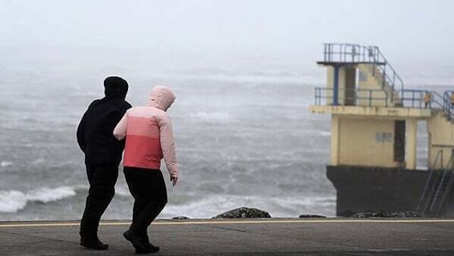 Storm Floris: Bank holiday weekend to see 'unseasonably windy weather'