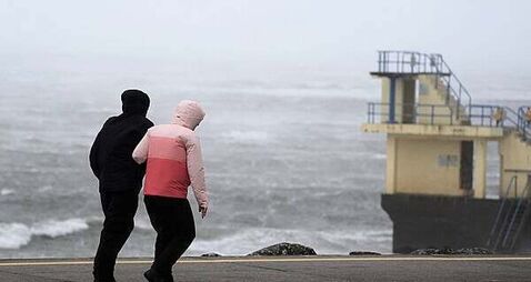 Storm Floris: Bank holiday weekend to see 'unseasonably windy weather'