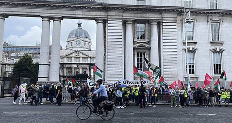 Hundreds attend pro-Palestine rally at Government departments