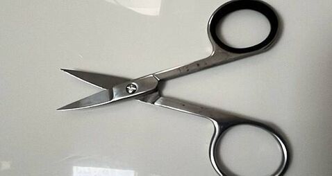 Judge overturns jail term for woman who had nail scissors in handbag