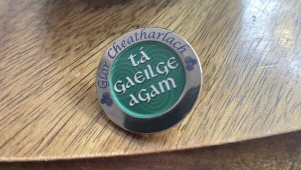 The new pin created by Glór Cheatharlach 