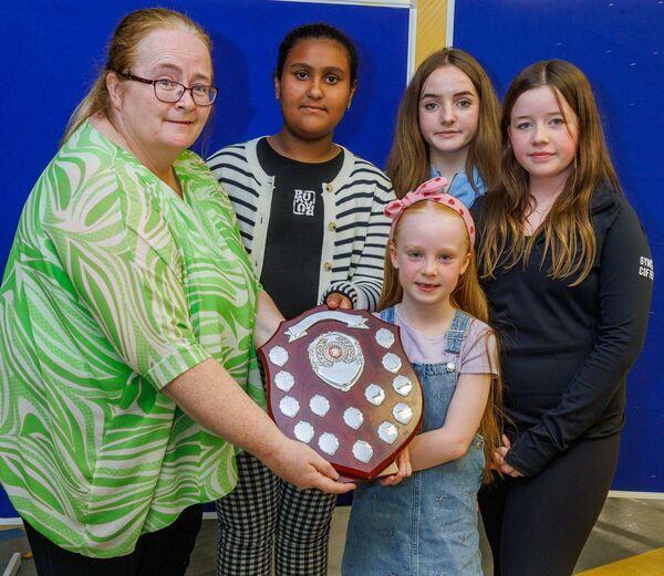 Nicola Brennan of Tullow Show Art Committee presents the 'Best Small School' award to Ballon NS: accepting are Pippa Nolan, Anami Mary Saji, Leanne Timmins and Alma Rose Corr