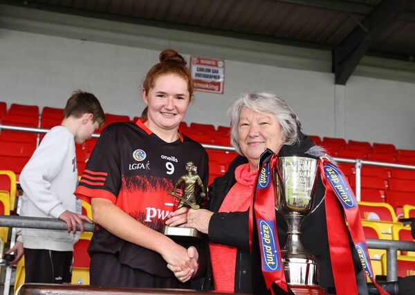 Ciara Kavanagh receives the Player of the Match award from Margeret Condell Photo: Pat Ahern Ciara Kavanagh receives the Player of the Match award from Margeret Condell Photo: Pat Ahern