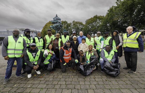 Members of the Nigerian community with Carlow Tidy Towns volunteers Members of the Nigerian community with Carlow Tidy Towns volunteers