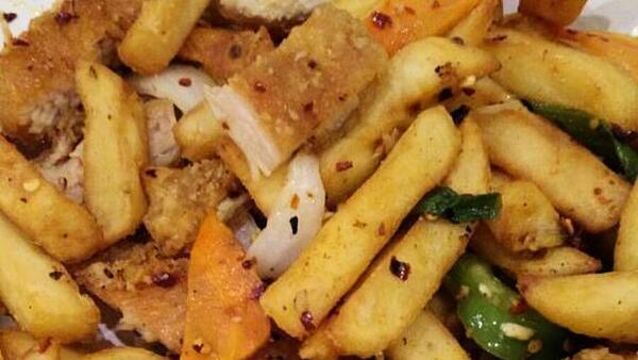 School canteen lady who served 'overflowing spice bags' to students wins unfair dismissal case