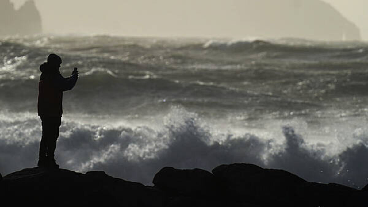 Yellow wind warning issued for two counties