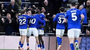 Man City close gap on leaders Arsenal with one-sided win over Sunderland