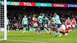 Arsenal need last-gasp winner against plucky Wolves to move five points clear