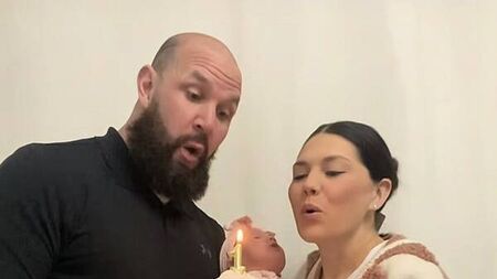 US couple have box of clay from Tipperary shipped 4,000 miles so daughter can take first steps on Irish soil