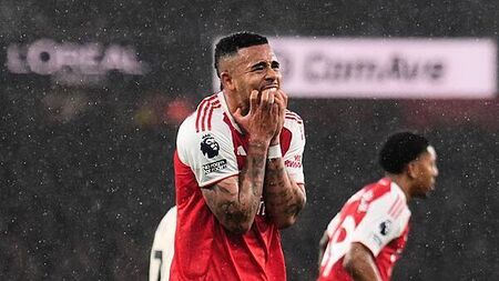 Arsenal held by Liverpool but go six points clear at top of Premier League