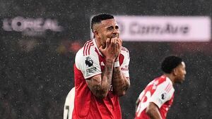 Arsenal held by Liverpool but go six points clear at top of Premier League