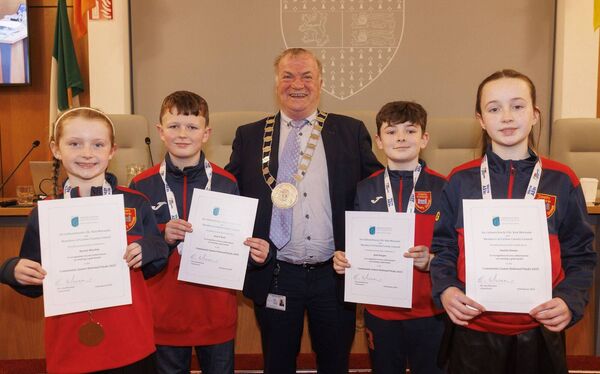 Cllr Ken Murnane with Rachel Minchin, Jack O'Neill, Jack Dargan and Amelia Dunne, gold medalists in the U11 project event