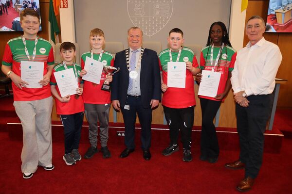 Cllr Ken Murnane with the Graiguecullen U14 quiz team gold medalis; Rian Doyle, Tyler Dargan, Sean Carr, Daniel Scully and Elohor Erhabordeputy. Also pictured is Mayor of Carlow, Paul Doogue who is deputy president of the National Community Games 
