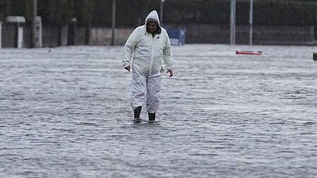 Minister says flood relief plans should not need to be cut due to science centre