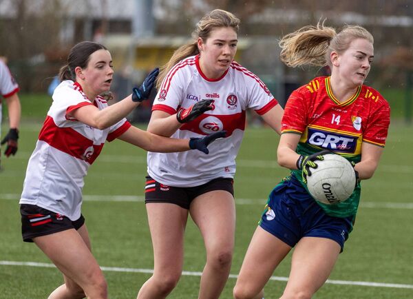 Carlow’s Sara Doyle turns away from the attentions of Derry’s Erin Dillon and Leah Brewester.
