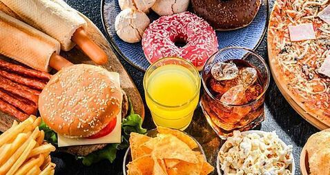 Teenagers being bombarded with unhealthy food ads online, study finds