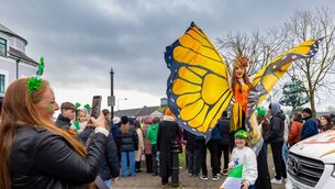 <p>Lexi O’Leary gets a pic with Eimear Phelan a member of Street Theatre Ireland</p>