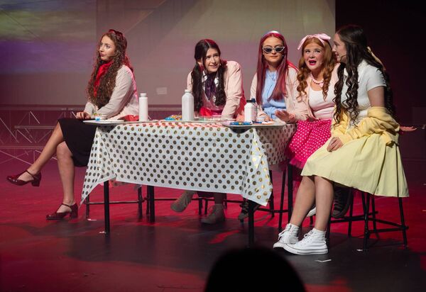 Érin Ní Dhálaigh as Rizzo, Mia Ní Fhearail as Marty, Sarah Táth as Jan, Alannah Ní Lannchaidh as Frenchy and Kiyah Nì Dhuinn as Sandy 