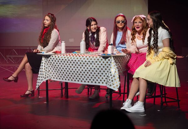 Érin Ní Dhálaigh as Rizzo, Mia Ní Fhearail as Marty, Sarah Táth as Jan, Alannah Ní Lannchaidh as Frenchy and Kiyah Nì Dhuinn as Sandy 
